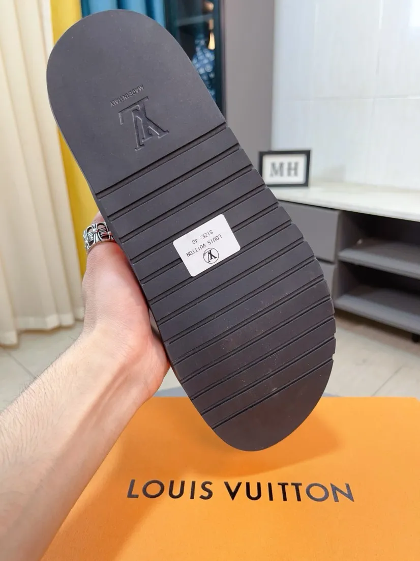 Men's shoes💰300🌹🌹【LV】Multi-color new men's slippers, original top-quality version, original special cowhide with pebbled embossing➕sheepskin on the inner and side, non-slip combination sole, more stable walking, more comfortable and lightweight, high-end and generous, size: 38~44